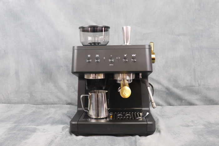 An easy-to-use coffee maker with a built-in grinder and milk frother for your home.