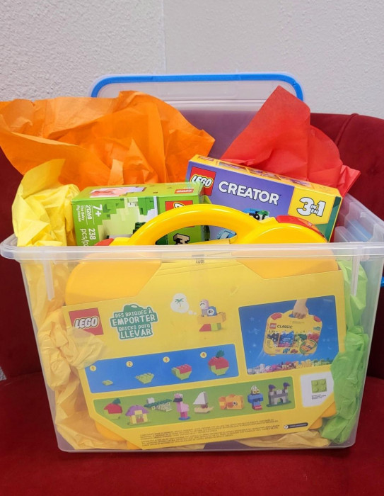 This basket is everything that a kid would want. This basket has several lego sets inside of it, along with a tote for mom to store them. :D