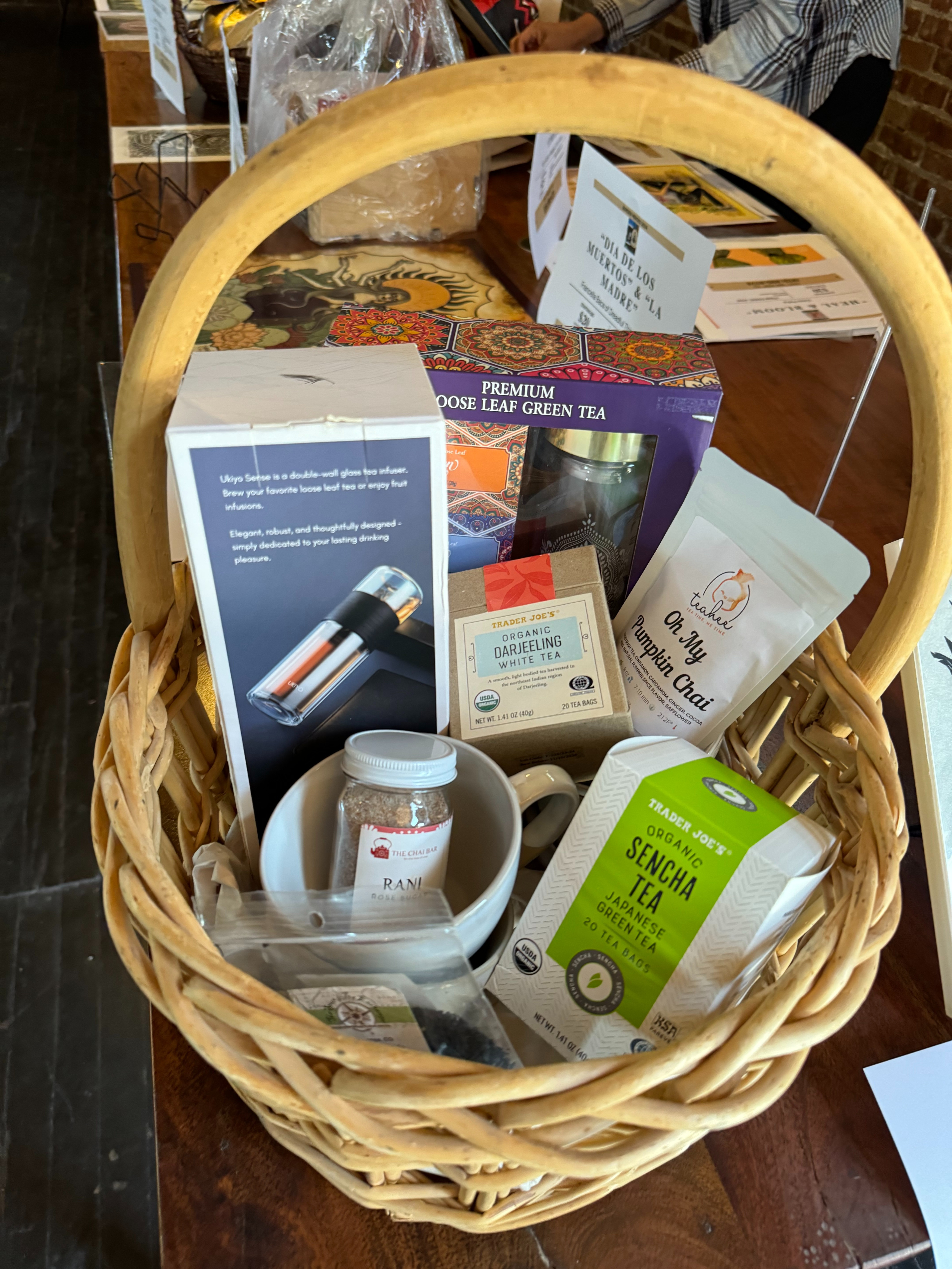 Assorted artisenal tea basket with (4) mugs and a diffuser