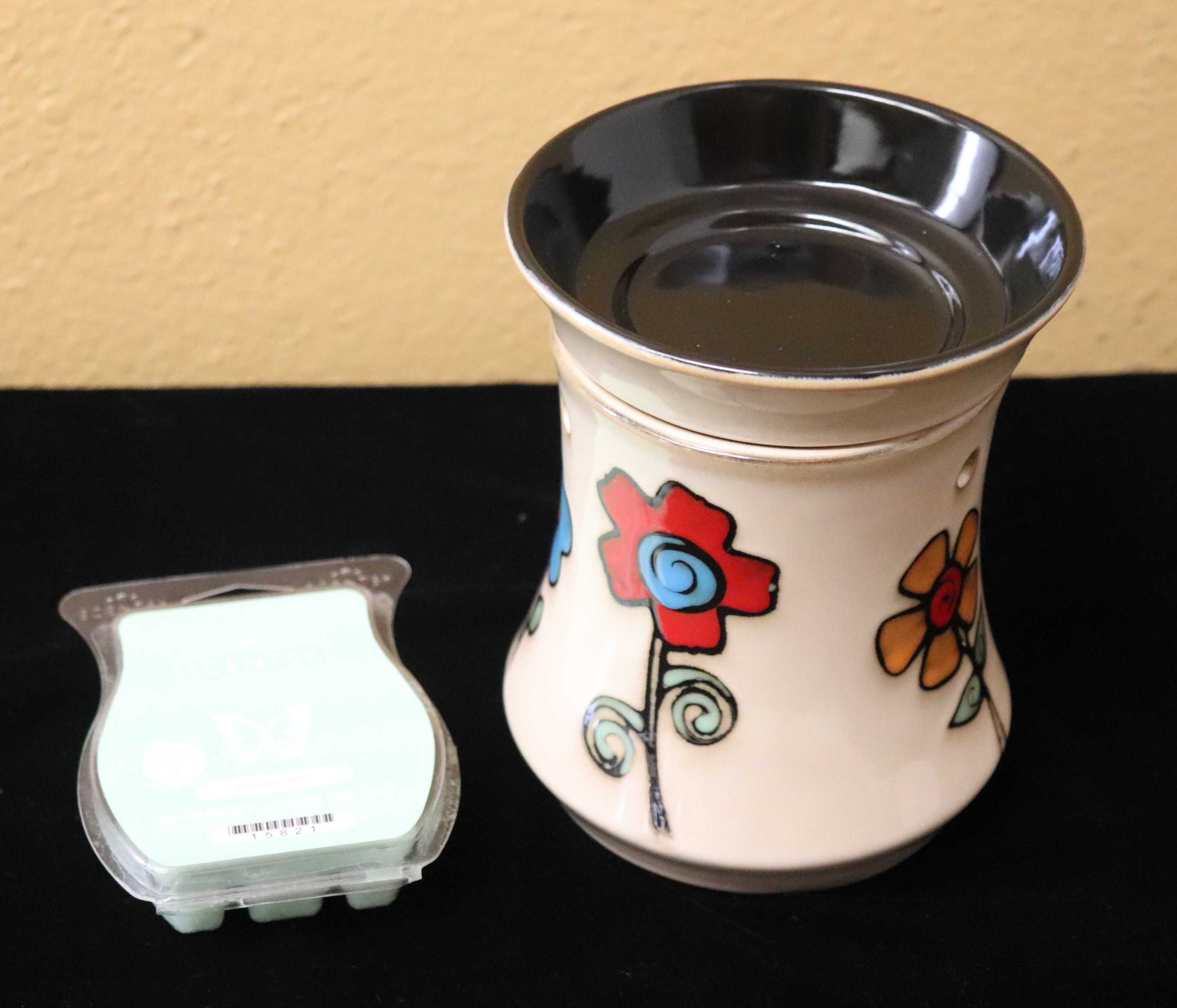 Flowered candle warmer and wax bar