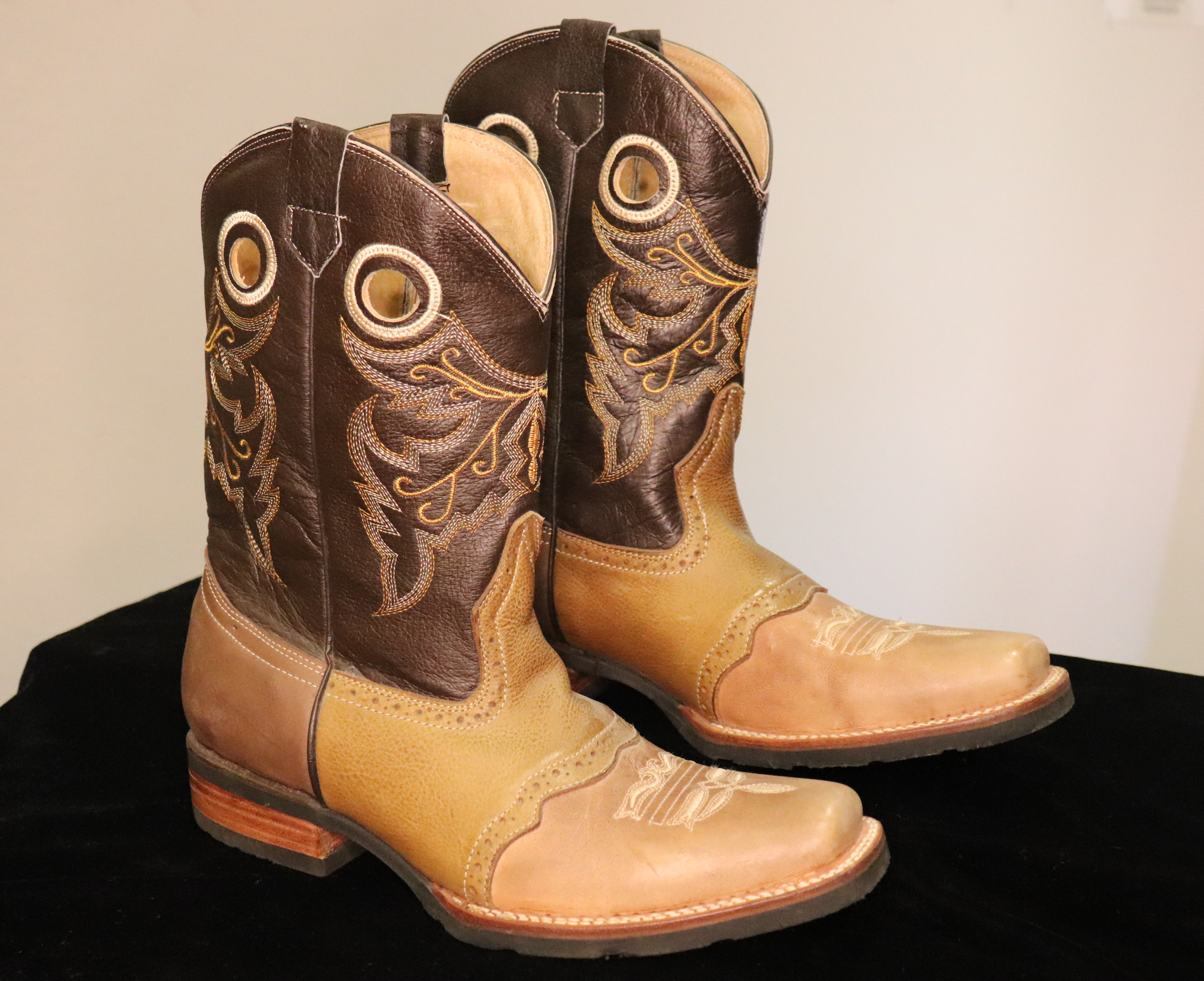 Hand crafted men's, size 9 1½, leather boots, made in Mexico