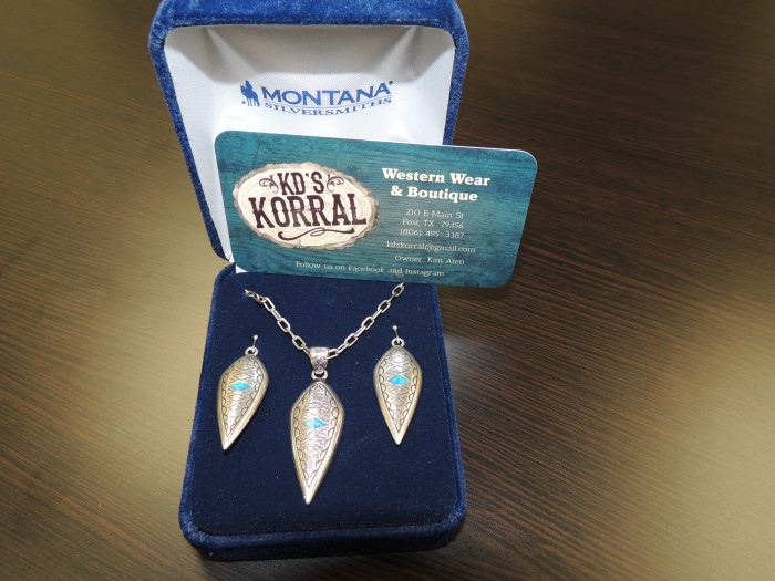 A beautiful Montana Silver Necklace and Earring Set