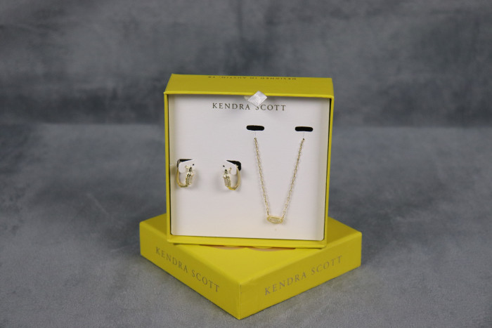 Gift yourself or a loved one the oval-shaped Anna Pendant and Earring Set from Kendra Scott x Target for a sweet, high-quality look that shines.