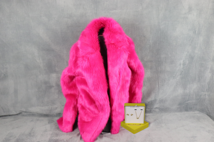Michael Kors hot pink faux fur coat, size: Small which is brand new with tags.
Gift yourself or a loved one the bow-shaped Anna Pendant and Earring Set from Kendra Scott x Target for a sweet, high-quality look that shines.
