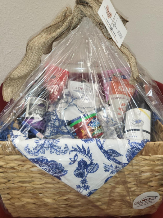BEAUTIFUL wine basket with 2 crystal wine glasses and assorted snacks!